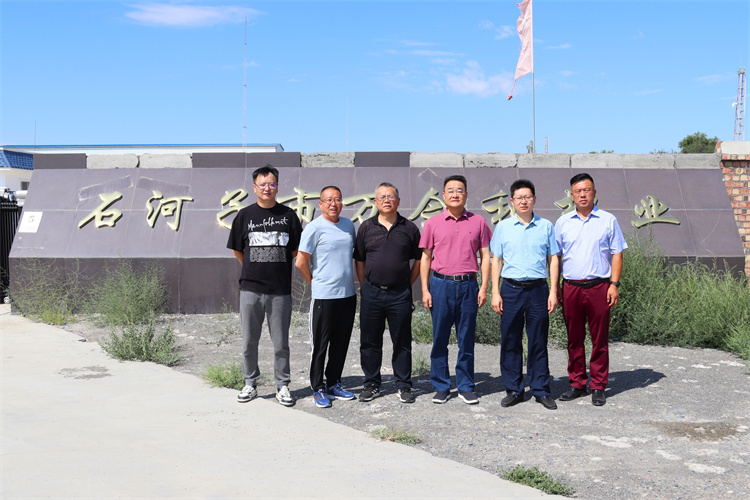 省供銷社黨組副書記、監事會主任張強調研集團公司在疆合作企業